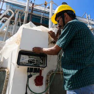 ship equipment installation team
